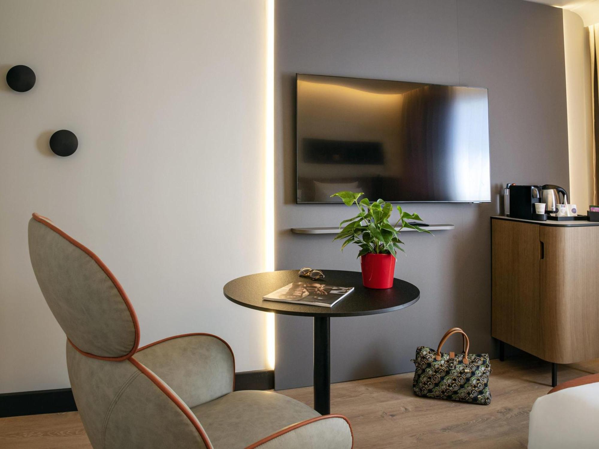 City Business Room,1716975710:JPEG